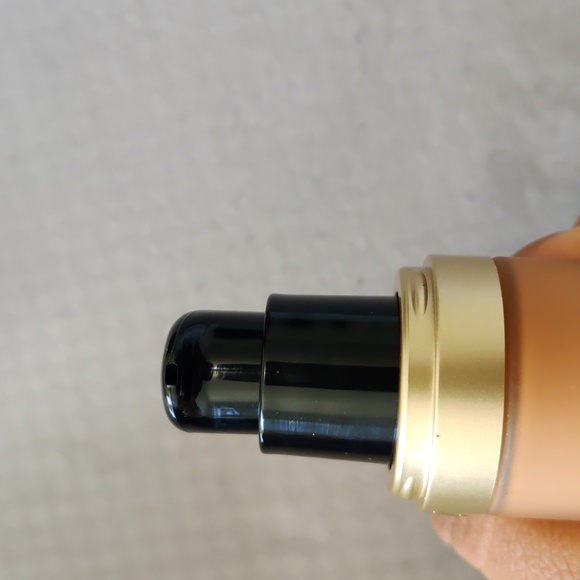 Too Faced - Born this way - Picture 3 of 4